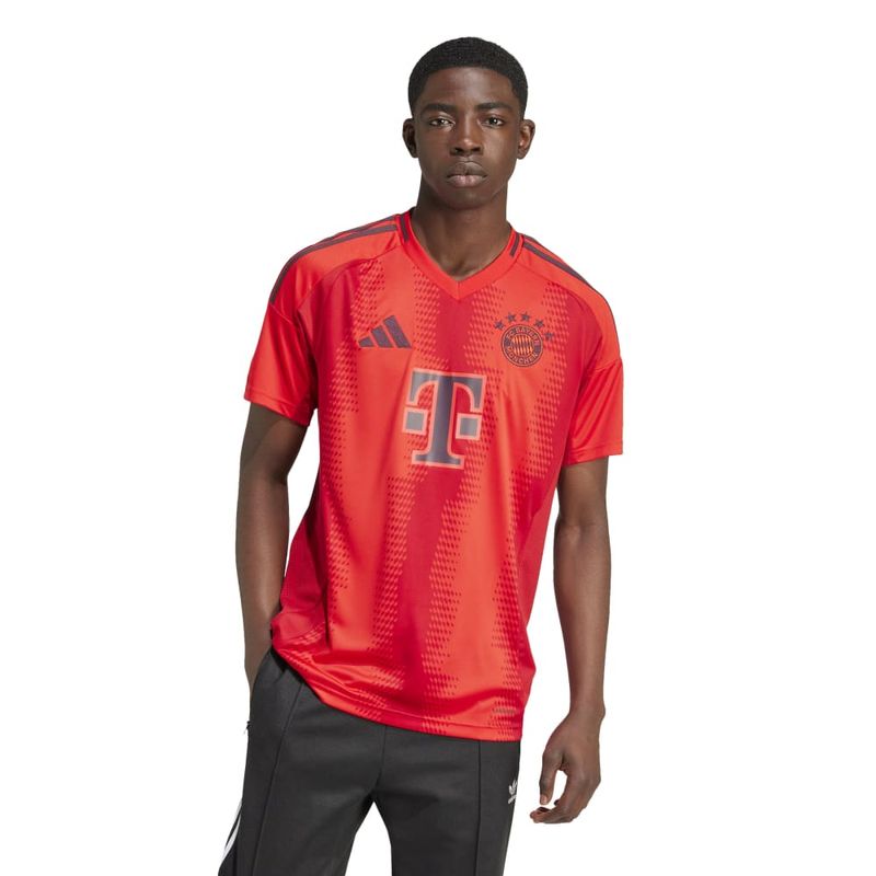 Camiseta-Manga-Corta-adidas-para-hombre-Fcb-H-Jsy-para-futbol-color-rojo.-Frente-Sobre-Modelo