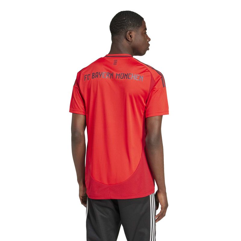 Camiseta-Manga-Corta-adidas-para-hombre-Fcb-H-Jsy-para-futbol-color-rojo.-Reverso-Sobre-Modelo