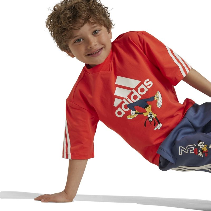 Camiseta-Manga-Corta-adidas-para-niño-Lk-Dy-Mm-T-para-moda-color-rojo.-Frente-Sobre-Modelo