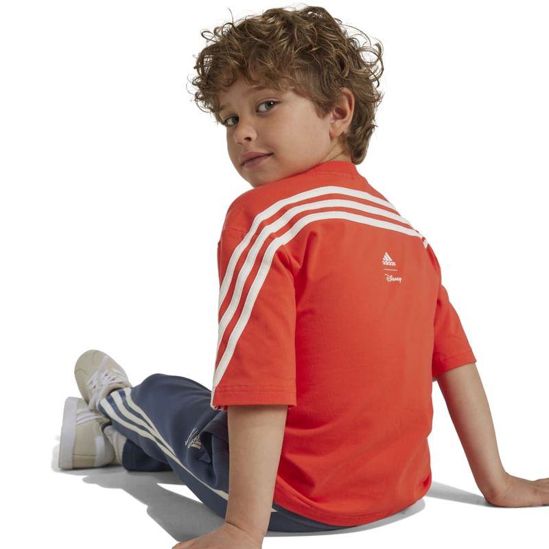 Camiseta-Manga-Corta-adidas-para-niño-Lk-Dy-Mm-T-para-moda-color-rojo.-Detalle-1