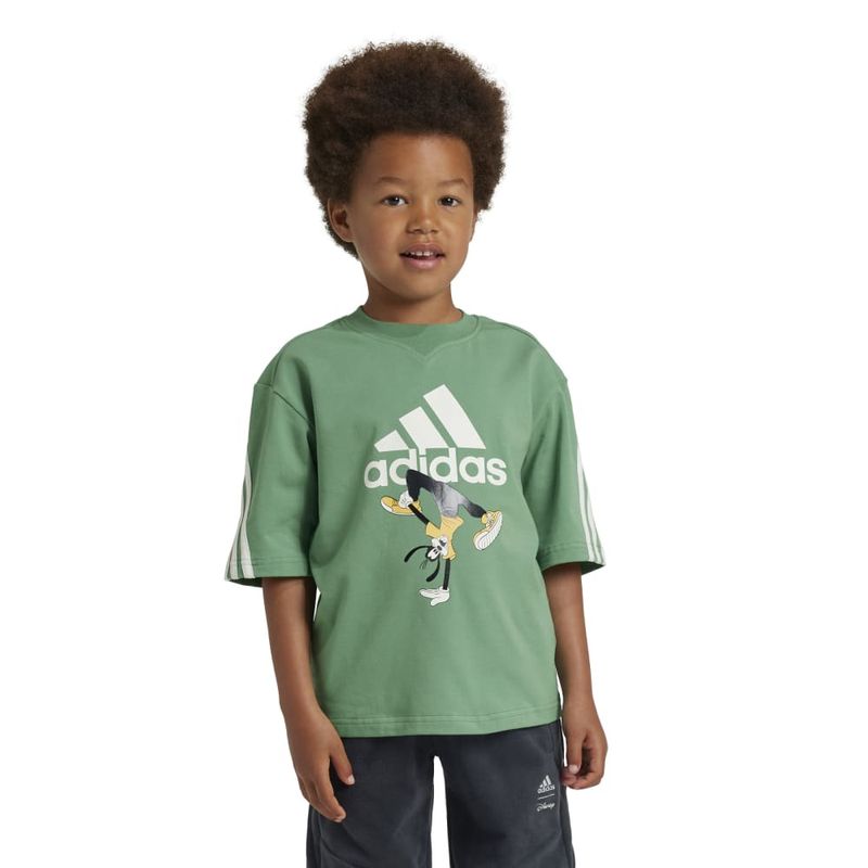 Camiseta-Manga-Corta-adidas-para-niño-Lk-Dy-Mm-T-para-moda-color-verde.-Frente-Sobre-Modelo