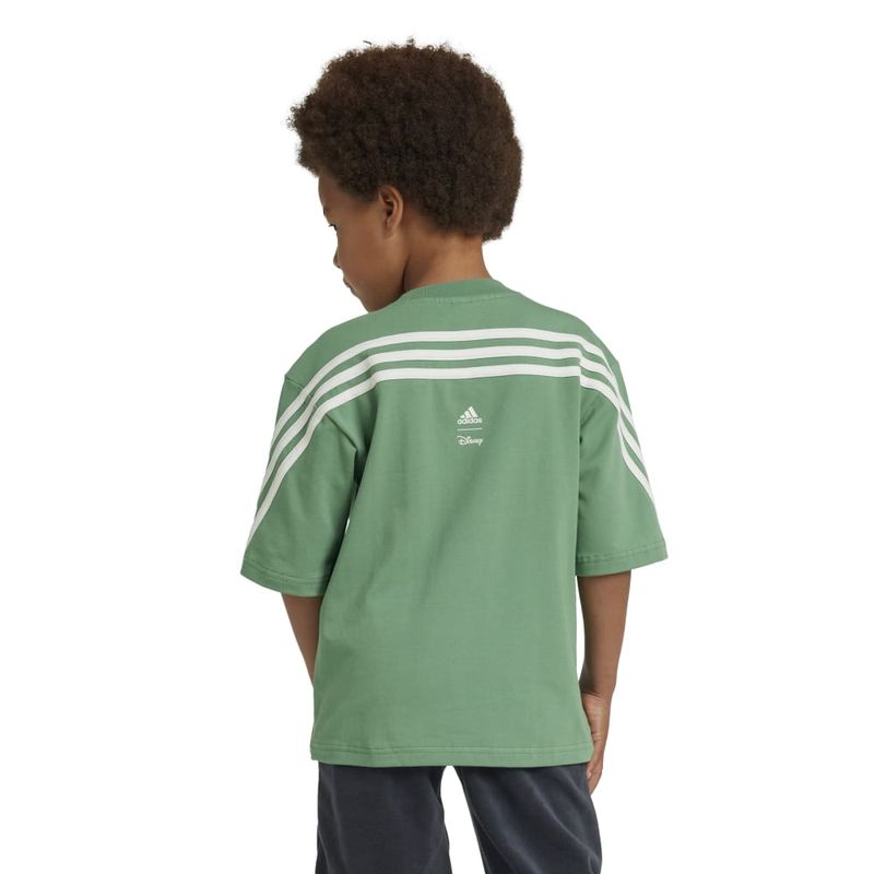 Camiseta-Manga-Corta-adidas-para-niño-Lk-Dy-Mm-T-para-moda-color-verde.-Reverso-Sobre-Modelo