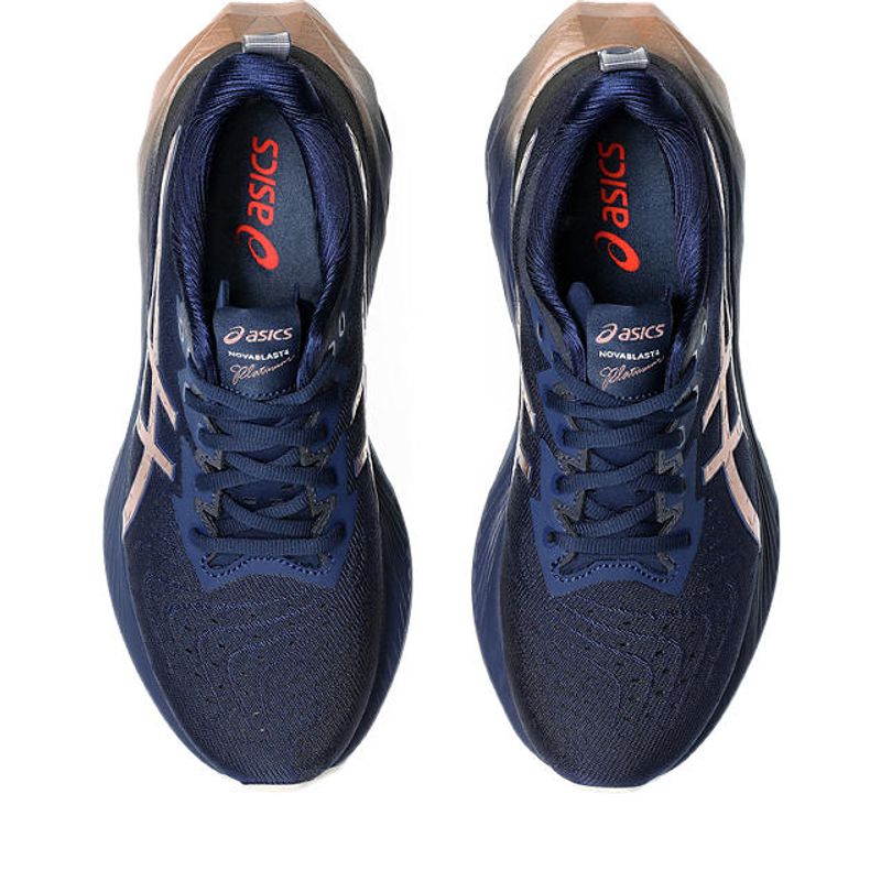 Tenis-asics-para-mujer-Novablast-4-Platinum-para-correr-color-azul.-Capellada