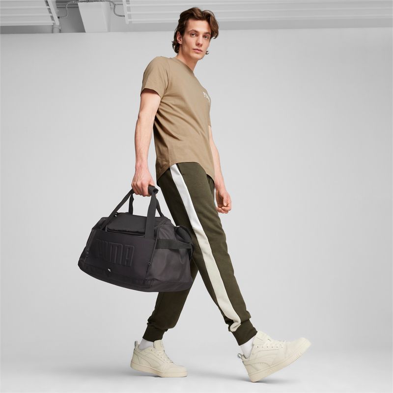 Maletin-puma-para-hombre-Puma-S-Sports-Bag-S-para-moda-color-negro.-Frente-Sobre-Modelo