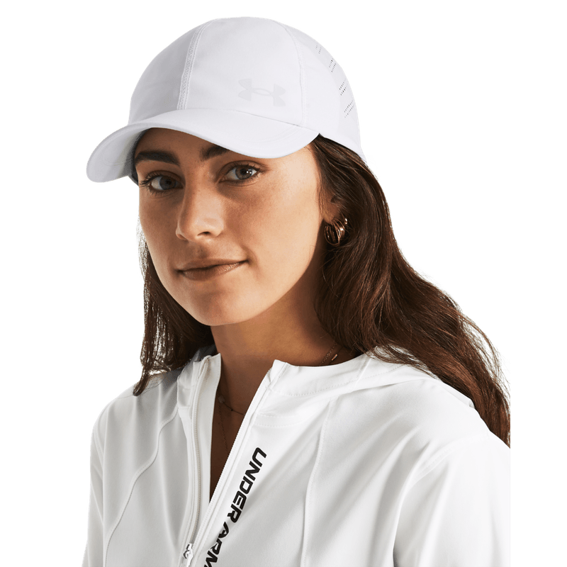Gorra-under-armour-para-mujer-W-Iso-Chill-Launch-Adj-para-correr-color-blanco.-Frente-Sobre-Modelo